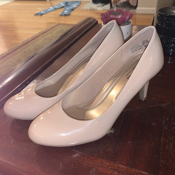 tan heels! - Picture 1 of 4